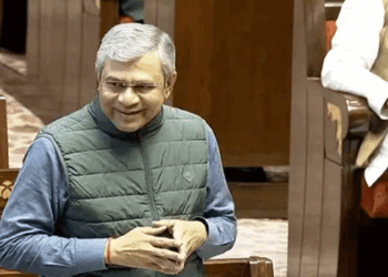 ‘കേരളത്തിലെ റെയിൽവേ വികസനത്തിന് പ്രധാന വിലങ്ങുതടി സംസ്ഥാന സർക്കാർ ഭൂമിയേറ്റെടുക്കാത്തതാണ്; എൻഡിഎ സർക്കാർ സംസ്ഥാനത്ത് അധികാരത്തിൽ വരികയാണെങ്കിൽ അങ്കമാലി-ശബരിമല റെയിൽവേ പാത വേ​ഗം പൂർത്തീകരിക്കും; ഇ. ശ്രീധരൻ ഹൈ സ്പീഡ് റെയിൽവേ പ്രോജക്റ്റിനായി ഓഫീസ് തുറന്നത് സ്വാ​ഗതാർഹം‘ കേന്ദ്ര റെയിൽവേ മന്ത്രി