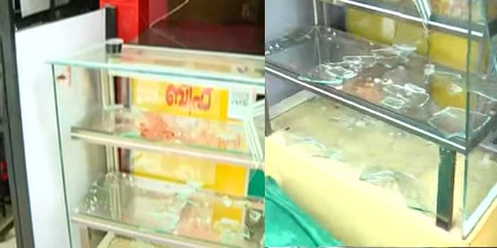 മൂക്കുമുട്ടെ തട്ടി… തിന്നിട്ട് എല്ലിനിടയിൽ കേറിയപ്പോൾ തിണ്ണ മിടുക്ക്!! തിന്ന കാശ് ചോദിച്ച കൗണ്ടറിലിരുന്ന യുവാവിനെ ഇരുമ്പ് വടിക്ക് ആക്രമിച്ചു, അക്രമികളിലൊരാളെ പിടികൂടി നാട്ടുകാർ പോലീസിലേൽപിച്ചു, മുങ്ങിയ രണ്ടുപേർക്കായി തെരച്ചിൽ, രണ്ടാഴ്ച മുൻപ് തുടങ്ങിയ ഹോട്ടലിൽ ഉണ്ടായത് ഒരു ലക്ഷത്തിലേറെ രൂപയുടെ നാശനഷ്ടം