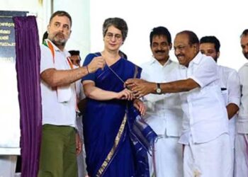 ഇങ്ങോട്ടു പോരുന്നതിനു മുൻപ് ഞാനും സഹോ​ദരിയും തമ്മിൽ പിണങ്ങി…വയനാടൻ ജനത കാണിച്ചത് സമാനതകളില്ലാത്ത ധീരത, വയനാട്ടിലെ ജനങ്ങൾ ഞങ്ങളുടെ കുടുംബമാണ്… 50 വീടുകൾക്ക് വേണ്ടിയുള്ള ഭൂമി കൂടി ഉടൻ ഏറ്റെടുക്കും- ദുരന്തബാധിതർക്ക് കോൺ​ഗ്രസ് നിർമിച്ചു നൽകുന്ന വീടുകൾക്ക് തറക്കല്ലിട്ട് രാഹുൽ ​ഗാന്ധി, ഹാനിയടക്കമുള്ള അതിജീവിതരുടെ പേരെടുത്ത് പറഞ്ഞ് പ്രിയങ്ക