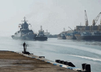 റഷ്യയെ കൂട്ടിപിടിച്ച് ഇറാൻ; ഒമാൻ കടലിലും ഇന്ത്യൻ മഹാ സമുദ്രത്തിലുമായി  ഇരു രാജ്യങ്ങളുടെയും സംയുക്ത സൈനീകഭ്യാസം: ‘യുഎസിനെ വീണ്ടും എഴുന്നേൽക്കാൻ കഴിയാത്തവിധം ശക്തമായി ആക്രമിക്കും; അവർ വിരട്ടാൻ അയച്ചിരിക്കുന്ന വിമാന വാഹിനി കപ്പലിനെ കടലിൻ്റെ അടിത്തട്ടിലേക്ക് അയക്കും’ഖമീനിയുടെ ഭീഷണി