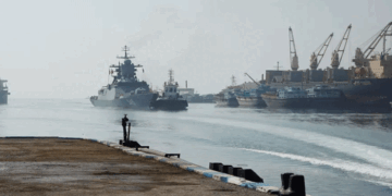 റഷ്യയെ കൂട്ടിപിടിച്ച് ഇറാൻ; ഒമാൻ കടലിലും ഇന്ത്യൻ മഹാ സമുദ്രത്തിലുമായി ഇരു രാജ്യങ്ങളുടെയും സംയുക്ത സൈനീകഭ്യാസം: ‘യുഎസിനെ വീണ്ടും എഴുന്നേൽക്കാൻ കഴിയാത്തവിധം ശക്തമായി ആക്രമിക്കും; അവർ വിരട്ടാൻ അയച്ചിരിക്കുന്ന വിമാന വാഹിനി കപ്പലിനെ കടലിൻ്റെ അടിത്തട്ടിലേക്ക് അയക്കും’ഖമീനിയുടെ ഭീഷണി