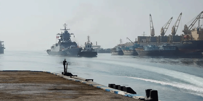 റഷ്യയെ കൂട്ടിപിടിച്ച് ഇറാൻ; ഒമാൻ കടലിലും ഇന്ത്യൻ മഹാ സമുദ്രത്തിലുമായി ഇരു രാജ്യങ്ങളുടെയും സംയുക്ത സൈനീകഭ്യാസം: ‘യുഎസിനെ വീണ്ടും എഴുന്നേൽക്കാൻ കഴിയാത്തവിധം ശക്തമായി ആക്രമിക്കും; അവർ വിരട്ടാൻ അയച്ചിരിക്കുന്ന വിമാന വാഹിനി കപ്പലിനെ കടലിൻ്റെ അടിത്തട്ടിലേക്ക് അയക്കും’ഖമീനിയുടെ ഭീഷണി