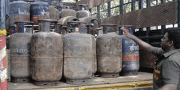 വാണിജ്യ എൽപിജി വിലയിൽ വീണ്ടും വർദ്ധന; സിലിണ്ടറിന് 49 രൂപയുടെ വർധനയാണ് ഉണ്ടായിരിക്കുന്നത്; ഗാർഹിക സിലിണ്ടർ വിലയില്‍ മാറ്റമില്ല
