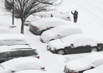 കനത്ത മഞ്ഞുവീഴ്ചയിലും കൊടുങ്കാറ്റിലും വിറങ്ങലിച്ച് അമേരിക്ക; ജനജീവിതം ദുസഹം; സ്കൂളുകളും സ്ഥാപനങ്ങളും അടച്ചു, വൈദ്യുതി മുടങ്ങി, പുറത്തിറങ്ങാൻ നിർവ്വാഹമില്ല; 5,000ൽ അധികം വിമാനങ്ങളും റദ്ദാക്കി