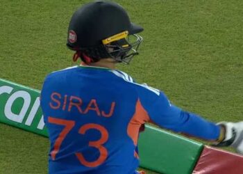 അഭിഷേകിനിതെന്തു പറ്റി, മൂന്നുതവണ ​ഗോൾഡൻ ഡക്ക്, കളത്തിലറങ്ങിയത് സിറാജിന്റെ 73-ാം നമ്പർ ജേഴ്‌സിയിൽ!! ഹോട്ടലിൽ വച്ചു മറന്നു പോയതെന്ന് കമെന്ററിക്കിടെ നാസർ ഹുസൈന്റെ വെളിപ്പെടുത്തൽ, ഡക്കേൽ പുറത്തായ നാണക്കേടിന്റെ റെക്കോർഡ് പങ്കിട്ട് സഞ്ജുവും അഭിഷേകും