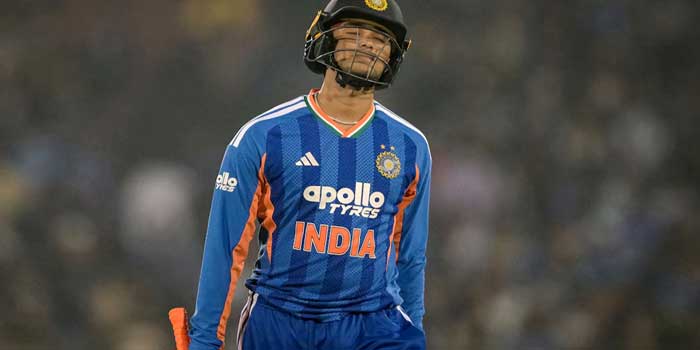 സഞ്ജുവിനെ പുറത്തിരുത്തി ഇറക്കിയ അഭിഷേകിന് ഇക്കുറിയും രക്ഷയില്ല, മൂന്നാം ബോളിൽ കുറ്റിതെറിച്ചു, നാലുകളിയിൽ മൂന്നുതവണ പുറത്തായതും ഡക്കേൽ… ഇഷാൻ കിഷനും പുറത്ത്!! വാഷിങ്ടണ്ണും പ്ലേയിങ് ഇലവനിൽ