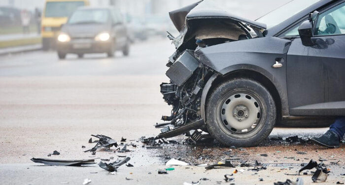 നിയന്ത്രണം വിട്ട കാര് ബൈക്കിലിടിച്ച് ലോറിയിലേക്ക് പാഞ്ഞുകയറി, മലയാളി വിദ്യാര്ത്ഥി ഉള്പ്പെടെ ഏഴു പേര്ക്ക് ദാരുണാന്ത്യം