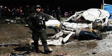 കറൻസി നോട്ടുകളുമായി പോവുകയായിരുന്ന ചരക്കുവിമാനം തകർന്നുവീണ് 15 മരണം, മുപ്പതിലേറെപ്പേർക്കു പരുക്ക്!! അപകടം വിമാനം ലാൻഡ് ചെയ്തതിനു പിന്നാലെ റൺവേയിൽനിന്ന് തെന്നിമാറി, ചിതറിക്കിട‌ക്കുന്ന കറൻസി വാരാൻ ഓടിക്കൂടി ആളുകൾ