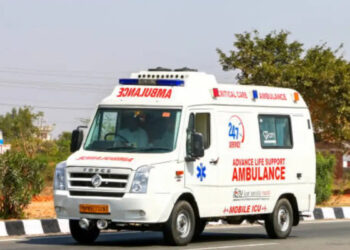 വീട്ടില്‍ വേഗം എത്താന്‍ ട്രാഫിക് തടസമായി, സൈറണിട്ട് അംബുലന്‍സോടിച്ച് ഡ്രൈവര്‍, പൊലീസ് ചോദ്യം ചെയ്തതോടെ പണി പാളി, കേസെടുത്ത് പൊലീസ്