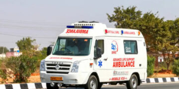 വീട്ടില്‍ വേഗം എത്താന്‍ ട്രാഫിക് തടസമായി, സൈറണിട്ട് അംബുലന്‍സോടിച്ച് ഡ്രൈവര്‍, പൊലീസ് ചോദ്യം ചെയ്തതോടെ പണി പാളി, കേസെടുത്ത് പൊലീസ്