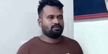 വിദേശത്തുള്ള പരിചയക്കാരി നാട്ടിലുള്ള ആറും പന്ത്രണ്ടും വയസുള്ള രണ്ട് ആൺമക്കളെ പരിചരിക്കാൻ ഏൽപിച്ചു, പൂജാരി കുട്ടികളെ പ്രകൃതിവിരുദ്ധ പീ‍ഡനത്തിനിരയാക്കിയത് ഒന്നര വർഷത്തോളം, കുട്ടികളുടെ ശരീരത്തിൽ തേപ്പുപെട്ടി ഉപയോ​ഗിച്ച് പൊള്ളിച്ചു, ഒളിവിൽ പോയ പ്രതി ഡൽഹിക്കു കടക്കാൻ ശ്രമിക്കുന്നതിനിടെ അറസ്റ്റിൽ