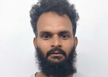 കമിതാക്കളുടെ മുറിയിൽ ഇടിച്ചുകയറി ന​ഗ്നദൃശ്യങ്ങൾ പകർത്തി, ഭീഷണിപ്പെടുത്തി പണവും ഫോണുമായി കടന്നുകളഞ്ഞു, അറസ്റ്റ് ചെയ്യാനെത്തിയ വനിതാ പോലീസിന്റെ കൈവിരൽ തിരിച്ച് ഒടിച്ചു, പ്രതി അറസ്റ്റിൽ