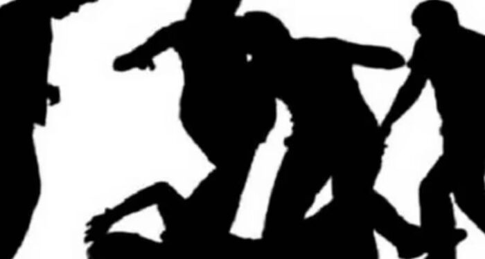 ഭക്ഷണം നല്‍കാന്‍ വൈകി,  വെള്ളം നിറച്ച സ്റ്റീല്‍ ജഗ്ഗ് കൊണ്ട് ഹോട്ടല്‍ ജീവനക്കാരനെ അടിച്ചിട്ടു, ദേഹമാസകലം മര്‍ദനം,  പിന്നാലെ ഹോട്ടലിന്റെ ചില്ല് എറിഞ്ഞു തകര്‍ത്തു, കാല്‍നട യാത്രക്കാരിക്ക് പരിക്ക്