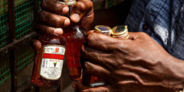 ബെവ്കോ ജീവനക്കാര്‍ ഒരു മാസം മാത്രം വാങ്ങിയ കൈക്കൂലി എട്ട് ലക്ഷം രൂപ, പണം കൈപ്പറ്റിയത് തവണകളായി, ഗൂഗിള്‍ പേ വഴിയും ഇടപാടുകള്‍ നടത്തി