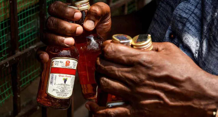 ബെവ്കോ ജീവനക്കാര്‍ ഒരു മാസം മാത്രം വാങ്ങിയ കൈക്കൂലി എട്ട് ലക്ഷം രൂപ, പണം കൈപ്പറ്റിയത് തവണകളായി, ഗൂഗിള്‍ പേ വഴിയും ഇടപാടുകള്‍ നടത്തി