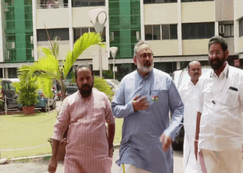 ‘ശബരിമല സ്വർണ്ണക്കൊള്ളക്കേസിൽ വാസവനും കടകംപള്ളിയുമാണ് ജയിലിൽ പോകേണ്ടത്; അവരുടെ പങ്ക് മറയ്ക്കാൻ തന്ത്രിയെ അറസ്റ്റ് ചെയ്തു’-തന്ത്രിയെ ആശുപത്രിയിലെത്തി സന്ദർശിച്ച്  രാജീവ് ചന്ദ്രശേഖർ