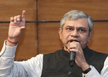 വാഴ നനയുമ്പോൾ ആ കൂടെ ചീരയും നനയുമെന്ന് കേന്ദ്രമന്ത്രി!! അതിവേഗ റെയിൽ ഇടനാഴിയുടെ ഗുണം കേരളം ഉൾപ്പെടെ അഞ്ചു സംസ്ഥാനങ്ങൾക്ക് ലഭിക്കും, ഇടനാഴി കേരളത്തിലൂടെ കടന്നുപോകുമോ എന്ന ചോദ്യത്തിന് മറുപടിയില്ല, പകരം പറഞ്ഞത് ഇങ്ങനെ- ‘മലയാളികൾ മറ്റു സംസ്ഥാനങ്ങളിൽ പോകില്ലേ, അപ്പോൾ അവർക്ക് ഗുണം ലഭിക്കില്ലേ?’ എന്നാ കാഞ്ഞ ബു​ദ്ധി അല്ലേ…