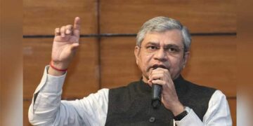 വാഴ നനയുമ്പോൾ ആ കൂടെ ചീരയും നനയുമെന്ന് കേന്ദ്രമന്ത്രി!! അതിവേഗ റെയിൽ ഇടനാഴിയുടെ ഗുണം കേരളം ഉൾപ്പെടെ അഞ്ചു സംസ്ഥാനങ്ങൾക്ക് ലഭിക്കും, ഇടനാഴി കേരളത്തിലൂടെ കടന്നുപോകുമോ എന്ന ചോദ്യത്തിന് മറുപടിയില്ല, പകരം പറഞ്ഞത് ഇങ്ങനെ- ‘മലയാളികൾ മറ്റു സംസ്ഥാനങ്ങളിൽ പോകില്ലേ, അപ്പോൾ അവർക്ക് ഗുണം ലഭിക്കില്ലേ?’ എന്നാ കാഞ്ഞ ബു​ദ്ധി അല്ലേ…