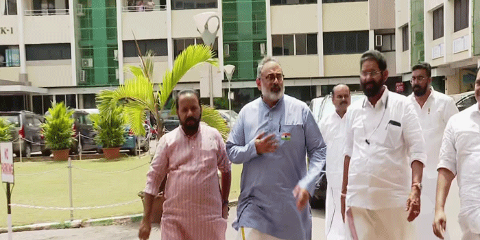 ‘ശബരിമല സ്വർണ്ണക്കൊള്ളക്കേസിൽ വാസവനും കടകംപള്ളിയുമാണ് ജയിലിൽ പോകേണ്ടത്; അവരുടെ പങ്ക് മറയ്ക്കാൻ തന്ത്രിയെ അറസ്റ്റ് ചെയ്തു’-തന്ത്രിയെ ആശുപത്രിയിലെത്തി സന്ദർശിച്ച്  രാജീവ് ചന്ദ്രശേഖർ