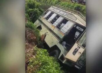 സ്‌കൂളിലേക്ക് പോകുന്ന വാൻ നിയന്ത്രണം വിട്ട് കനാലിലേക്ക് മറിഞ്ഞു, 15 കുട്ടികൾക്കും ആയയ്ക്കും പരുക്ക്, കനാലിൽ വെള്ളം കുറവായിരുന്നതിനാൽ ഒഴിവായത് വൻ ദുരന്തം