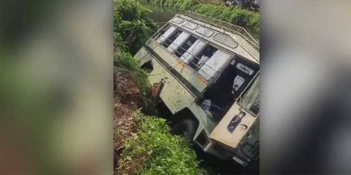 സ്കൂളിലേക്ക് പോകുന്ന വാൻ നിയന്ത്രണം വിട്ട് കനാലിലേക്ക് മറിഞ്ഞു, 15 കുട്ടികൾക്കും ആയയ്ക്കും പരുക്ക്, കനാലിൽ വെള്ളം കുറവായിരുന്നതിനാൽ ഒഴിവായത് വൻ ദുരന്തം