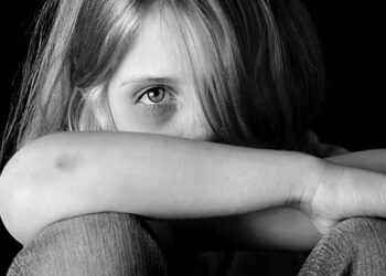 എളമക്കരയിൽ പിതാവ് കൊലപ്പെടുത്തിയ ആറുവയസുകാരി ഒരു വർഷമായി ലൈംഗികാതിക്രമത്തിന് ഇര, കൊല്ലപ്പെടുന്നതിന് മണിക്കൂറുകൾ മുൻപും പീഡനത്തിന് ഇരയായി… മകളെ കൊലപ്പെടുത്തി ആത്മഹത്യ ചെയ്ത പിതാവും സംശയത്തിന്റെ നിഴലിൽ, ഇയാൾ മദ്യപാനത്തിന് അടിമ… പോക്സോ കേസെടുത്ത് പോലീസ്, മകൾ പീഡിപ്പിക്കപ്പെട്ട കാര്യം അറിയില്ല- അമ്മ