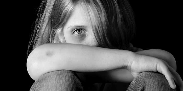 എളമക്കരയിൽ പിതാവ് കൊലപ്പെടുത്തിയ ആറുവയസുകാരി ഒരു വർഷമായി ലൈംഗികാതിക്രമത്തിന് ഇര, കൊല്ലപ്പെടുന്നതിന് മണിക്കൂറുകൾ മുൻപും പീഡനത്തിന് ഇരയായി… മകളെ കൊലപ്പെടുത്തി ആത്മഹത്യ ചെയ്ത പിതാവും സംശയത്തിന്റെ നിഴലിൽ, ഇയാൾ മദ്യപാനത്തിന് അടിമ… പോക്സോ കേസെടുത്ത് പോലീസ്, മകൾ പീഡിപ്പിക്കപ്പെട്ട കാര്യം അറിയില്ല- അമ്മ