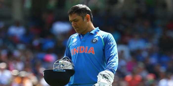 ബിസിസിഐ ആ പണി ആദ്യം ചെയ്തത് രോഹിത്തിനോടല്ല, ധോണിയോട്, ക്യാപ്റ്റൻ കുപ്പായം സ്വയം അഴിച്ചുവെച്ചതല്ല, വെപ്പിച്ചത്!! ‘മാറിക്കൊടുക്കാനുള്ള ശരിയായ സമയമായെന്ന് കരുതുന്നതായി ഞങ്ങൾ മഹിയോട് പറഞ്ഞു… നല്ല തീരുമാനം, നിങ്ങൾക്ക് വേണ്ടത് എന്താണെന്ന് പറയൂ… ധോനി!! മാറിത്തരാൻ തയ്യാറാണെന്ന് എഴുതി നൽകാൻ എംഎസ്കെ മഹിയോട് പറഞ്ഞു, ശരി അങ്ങനെ ചെയ്യാമെന്ന് ധോനി’