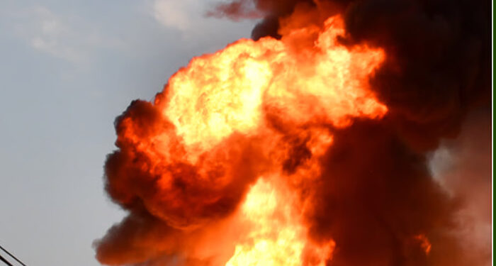 കാറിനുള്ളിൽ പെട്രോൾ ഒഴിച്ച് തീകൊളുത്തി, വീട്ടുമുറ്റത്തേക്ക് ഇടിച്ചുകയറിയ കാര്‍ കത്തി നശിച്ചു, ഒരാള്‍ക്ക് ദാരുണാന്ത്യം, പൊള്ളലേറ്റ ഭാര്യയും മകളും ചികിത്സയില്‍, വണ്ടിയിലുണ്ടായിരുന്നത് പെട്രോള്‍ നിറച്ച രണ്ട് കാനുകള്‍