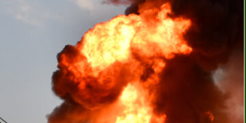 ആന്ധ്രാപ്രദേശില്‍ പടക്ക  നിർമാണശാലയില്‍ വന്‍ തീപിടിത്തം, 18 പേര്‍ വെന്തുമരിച്ചു, മൃതദേഹങ്ങള്‍ നെല്‍വയലില്‍ ചിതറിയ നിലയില്‍, നിരവധി വീടുകൾക്ക് കേടുപാടുകൾ