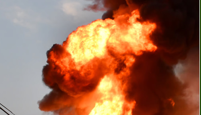 ആന്ധ്രാപ്രദേശില് പടക്ക നിർമാണശാലയില് വന് തീപിടിത്തം, 18 പേര് വെന്തുമരിച്ചു, മൃതദേഹങ്ങള് നെല്വയലില് ചിതറിയ നിലയില്, നിരവധി വീടുകൾക്ക് കേടുപാടുകൾ