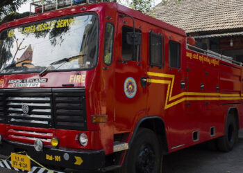 വിശ്രമിക്കുകയായിരുന്ന തൊഴിലാളികളുടെ ദേഹത്തേക്ക് കോണ്ക്രീറ്റ് സണ്ഷെയ്ഡ് തകര്ന്നുവീണു, രണ്ട് പേര്ക്ക് ദാരുണാന്ത്യം, കുടുങ്ങിക്കിടന്നവരെ അതിസാഹസികമായി പുറത്തെത്തിച്ച് ഫയര്ഫോഴ്സ്, നിരവധി ഇരുചക്രവാഹനങ്ങള് പൂര്ണമായി തകര്ന്നു, പൊട്ടിവീണത് 60 വര്ഷം പഴക്കമുള്ള കെട്ടിടത്തിന്റെ സ്ലാബ്