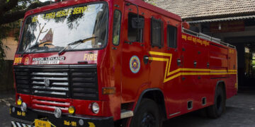 വിശ്രമിക്കുകയായിരുന്ന തൊഴിലാളികളുടെ ദേഹത്തേക്ക് കോണ്‍ക്രീറ്റ് സണ്‍ഷെയ്ഡ്  തകര്‍ന്നുവീണു, നാലുപേരെ അതിസാഹസികമായി രക്ഷിച്ച് ഫയര്‍ഫോഴ്സ്, നിരവധി ഇരുചക്രവാഹനങ്ങള്‍ പൂര്‍ണമായി തകര്‍ന്നു, പൊട്ടിവീണത് 60 വര്‍ഷം പഴക്കമുള്ള കെട്ടിടത്തിന്റെ സ്ലാബ്