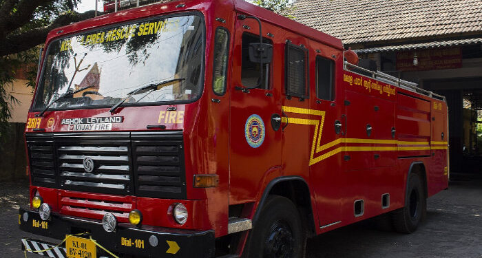 വിശ്രമിക്കുകയായിരുന്ന തൊഴിലാളികളുടെ ദേഹത്തേക്ക് കോണ്‍ക്രീറ്റ് സണ്‍ഷെയ്ഡ്  തകര്‍ന്നുവീണു, നാലുപേരെ അതിസാഹസികമായി രക്ഷിച്ച് ഫയര്‍ഫോഴ്സ്, നിരവധി ഇരുചക്രവാഹനങ്ങള്‍ പൂര്‍ണമായി തകര്‍ന്നു, പൊട്ടിവീണത് 60 വര്‍ഷം പഴക്കമുള്ള കെട്ടിടത്തിന്റെ സ്ലാബ്