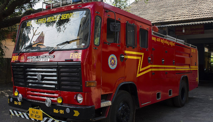 വിശ്രമിക്കുകയായിരുന്ന തൊഴിലാളികളുടെ ദേഹത്തേക്ക് കോണ്ക്രീറ്റ് സണ്ഷെയ്ഡ് തകര്ന്നുവീണു, രണ്ട് പേര്ക്ക് ദാരുണാന്ത്യം, കുടുങ്ങിക്കിടന്നവരെ അതിസാഹസികമായി പുറത്തെത്തിച്ച് ഫയര്ഫോഴ്സ്, നിരവധി ഇരുചക്രവാഹനങ്ങള് പൂര്ണമായി തകര്ന്നു, പൊട്ടിവീണത് 60 വര്ഷം പഴക്കമുള്ള കെട്ടിടത്തിന്റെ സ്ലാബ്