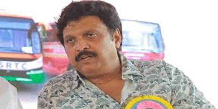 പമ്പയിൽ നിന്നും നിലയ്ക്കൽ സ്റ്റാൻഡിലേക്ക് ടിക്കറ്റ് എടുത്ത അയ്യപ്പ ഭക്തരെ ഇടയ്ക്ക് ഇറക്കിവിട്ടു; കെഎസ് ആർടിസി ഡ്രൈവറെ പിരിച്ചുവിട്ടു; കണ്ടക്ടർക്ക് തിരുവനന്തപുരത്തു നിന്നും കാസർ​ഗോടേയ്ക്ക് സ്ഥലം മാറ്റം