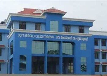 6 വർഷം മുൻപ് ശസ്ത്രക്രിയക്കിടെ വയറ്റിൽ കത്രിക കുടുങ്ങി, ഒരു വർഷം മുൻപ് ഇരയും മരിച്ചു, തെളിവെടുപ്പിന് ഹാജരാകാൻ മരിച്ചയാൾക്ക് ആരോ​ഗ്യ വകുപ്പിന്റെ നോട്ടിസ്, പിന്നാലെ സിറ്റിങ് മാറ്റിവച്ചെന്ന അറിയിപ്പും