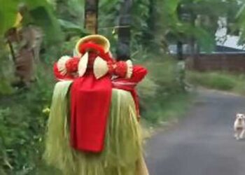 പുലർച്ചെ പെരുവാറ്റ് പാച്ചിൽ ചടങ്ങിന് ഏകനായിറങ്ങിയ തെയ്യത്തിനു മുന്നിലേക്ക് കുരച്ചുചാടി തെരുവുനായ്ക്കൾ… തെയ്യം അട്ടഹസിക്കുകയും ചിലമ്പ് കിലുക്കുകയും ചെയ്തതോടെ നായ്ക്കൾ തിരിഞ്ഞോടി…