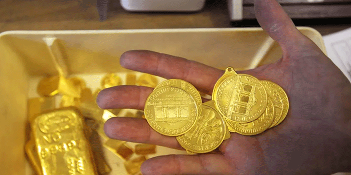 ചെറിയൊരു കൈയ്യബദ്ധം…പ്രവാസി യുവതിയുടെ 12.32 ലക്ഷം രൂപയുടെ സ്വർണ്ണം കുപ്പത്തൊട്ടിയിൽ!! വീണ്ടെടുത്ത് തിരികെ നല്കി പോലീസ്