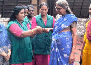 സ്വർണത്തിനൊക്കെ എന്നാ വിലയാ ഇപ്പോൾ… പക്ഷെ അന്യന്റെ മുതൽ കിട്ടിയാൽ ദഹിക്കില്ല!! മാലിന്യം തരം തിരിച്ചപ്പോൾ ഹരിത കർമ്മ സേനാം​ഗങ്ങളായ ബിന്ദുവിനും ബീനയ്ക്കും കിട്ടിയത്, 2 പവന്റെ സ്വർണമോതിരങ്ങൾ, ഉടമയ്ക്ക് കൈമാറി