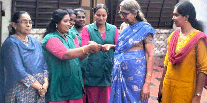 പ്ലാസ്റ്റിക് മാലിന്യം തരം തിരിച്ചപ്പോൾ 2 പവന്റെ സ്വർണമോതിരങ്ങൾ കിട്ടി; ഉടമയെ തിരികെ കൈമാറി ഹരിത കർമ്മ സേനാം​ഗങ്ങൾ മാതൃകയായി