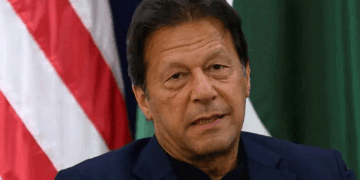 ഇമ്രാൻ ഖാനെ രഹസ്യമായി ജയിലിൽ നിന്നും ആശുപത്രിയിലേയ്ക്ക് മാറ്റിയെന്ന് പിടിഐ;  ‘കുടുബത്തെ പോലും അറിയിച്ചില്ല; ഈ നീക്കം അദ്ദേഹത്തിന്റെ ജീവന് അപകടമുണ്ടാക്കും’