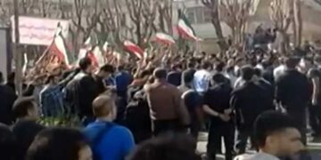 ഇറാൻ വീണ്ടും സംഘർഷത്തിലേക്ക്? വിദ്യാർഥികൾ വീണ്ടും തെരുവിൽ…ട്രംപേ എത്രയും പെട്ടെന്ന് പറഞ്ഞ പോലെ പണി തീർക്കൂ, ഖമനേയിക്ക് എത്രയും വേ​ഗം മരണം സംഭവിക്കട്ടെ- മുദ്രാവാക്യം വിളികൾ!! അടുത്ത 10 മുതൽ 15 ദിവസത്തിനകം ആണവ കരാറിൽ എത്തിച്ചേരാത്ത പക്ഷം അതിന്റെ ഫലം ദൗർഭാഗ്യകരം- ട്രംപ്, സമ്മർദ്ദത്തിലാക്കാൻ ചെറിയ സൈനികാക്രമണങ്ങൾക്കു പദ്ധതി?