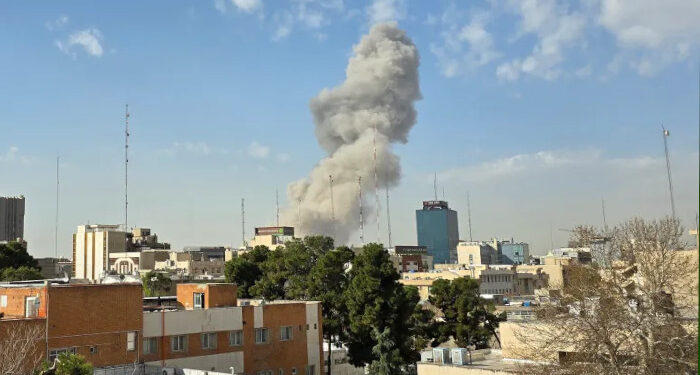 ഇറാനില് ആക്രമണം അഴിച്ചുവിട്ട് ഇസ്രയേലും – യുഎസും, ടെഹ്റാനിൽ വന് നാശനഷ്ടം, സ്ഥലം വിട്ട് ഖമനയി