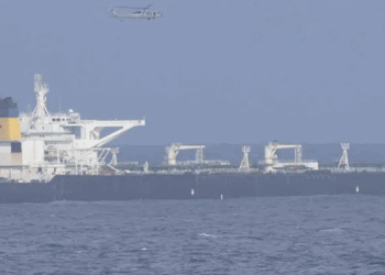 യു.എസ്. ഉപരോധം ലംഘിച്ച് നിയമവിരുദ്ധ എണ്ണക്കടത്ത്: ഇറാൻ ബന്ധമുള്ള മൂന്ന് എണ്ണക്കപ്പലുകൾ മുംബൈ തീരത്ത് പിടിയിൽ; നാവിക-വ്യോമ നിരീക്ഷണം കർശനമാക്കി ഇന്ത്യ