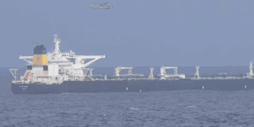 യു.എസ്. ഉപരോധം ലംഘിച്ച് നിയമവിരുദ്ധ എണ്ണക്കടത്ത്: ഇറാൻ ബന്ധമുള്ള മൂന്ന് എണ്ണക്കപ്പലുകൾ മുംബൈ തീരത്ത് പിടിയിൽ; നാവിക-വ്യോമ നിരീക്ഷണം കർശനമാക്കി ഇന്ത്യ