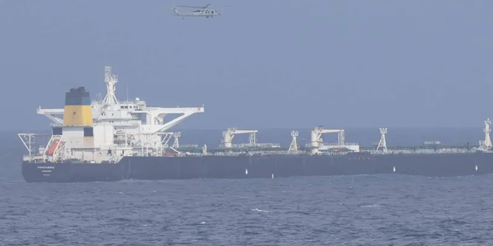 യു.എസ്. ഉപരോധം ലംഘിച്ച് നിയമവിരുദ്ധ എണ്ണക്കടത്ത്: ഇറാൻ ബന്ധമുള്ള മൂന്ന് എണ്ണക്കപ്പലുകൾ മുംബൈ തീരത്ത് പിടിയിൽ; നാവിക-വ്യോമ നിരീക്ഷണം കർശനമാക്കി ഇന്ത്യ