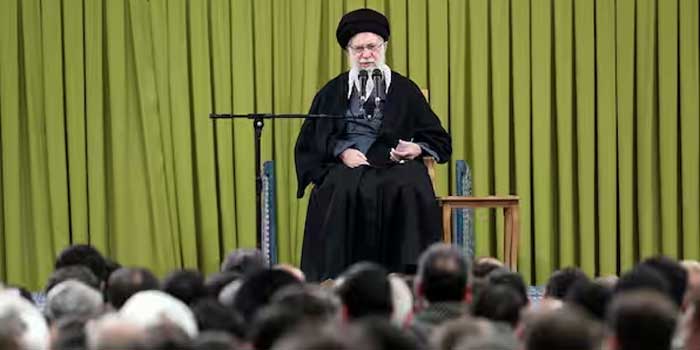 ആണവ സമ്പുഷ്ടീകരണം തുടരുക തന്നെ ചെയ്യും, അതിനെ തടയാൻ ഒരു ബാഹ്യശക്തിക്കും കഴിയില്ല- ഇറാൻ!! 37 വർഷത്തിനിടെ ഇത് ആദ്യം….വ്യോമസേനാ യോഗം ഒഴിവാക്കി ഖാമേനി, ഇറാൻ പരമോന്നത നേതാവിന്റെ പുതിയ നീക്കം അമേരിക്കയുമായുള്ള സംഘർഷം ശക്തമാകുന്നതിനിടെ… ലക്ഷ്യം പ്രതീകാത്മക ശക്തി പ്രദർശനങ്ങൾക്ക് പകരം തന്ത്രപരമായ നിയന്ത്രണം?…