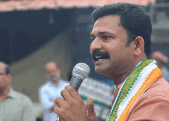 ‘മുട്ടുകാൽ തല്ലിയൊടിക്കുന്നതും വെട്ടുന്നതും കൊല്ലുന്നതും നിങ്ങൾക്ക് ഒരു വിനോദമാണെങ്കിലും ആ മുൻകാല ഓർമകളുടെ ബലത്തിൽ പ്രതിപക്ഷ നേതാവിന്റെ കാലു തല്ലിയൊടിക്കാൻ വസീഫ് ഒന്നുകൂടി ജനിച്ചു വളരേണ്ടി വരും’ മറുപടിയുമായി ജിന്റോ ജോൺ