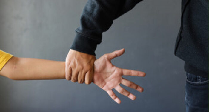 വീട്ടുമുറ്റത്ത് കളിച്ചുകൊണ്ടിരുന്ന നാലു വയസുകാരിയെ തട്ടിക്കൊണ്ടുപോയി, സ്വര്‍ണ കമ്മല്‍ ഊരിയെടുക്കാന്‍ ശ്രമിക്കവെ ബഹളം വച്ചു, കുട്ടിയെ വഴിയില്‍ ഉപേക്ഷിച്ച് കടന്ന് കള‍ഞ്ഞ് പ്രതി, താന്‍ പോയത് മാമന്റെ കൂടെയെന്ന് കുട്ടി, സിസിടിവി കേന്ദ്രീകരിച്ച് അന്വേഷണം ശക്തമാക്കി പൊലീസ്